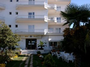 IONI HOTEL - BB/HB