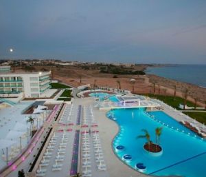 KING EVELTHON BEACH HOTEL